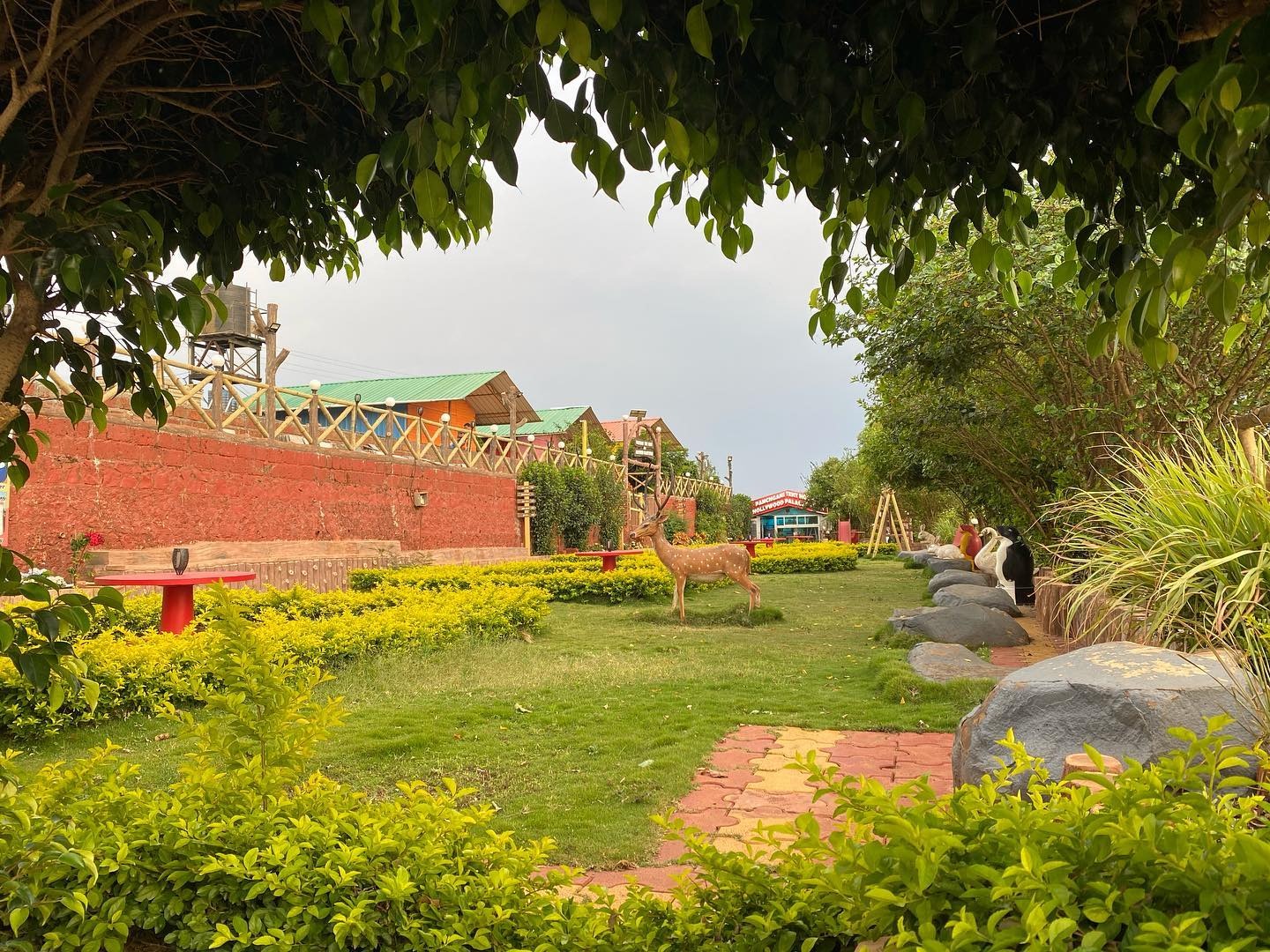 PANCHGANI TENT HOUSE & HOLLYWOOD PALACE RESORT